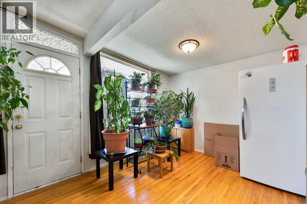 Photo 5 of 7304 36 Avenue Nw, Calgary AB
