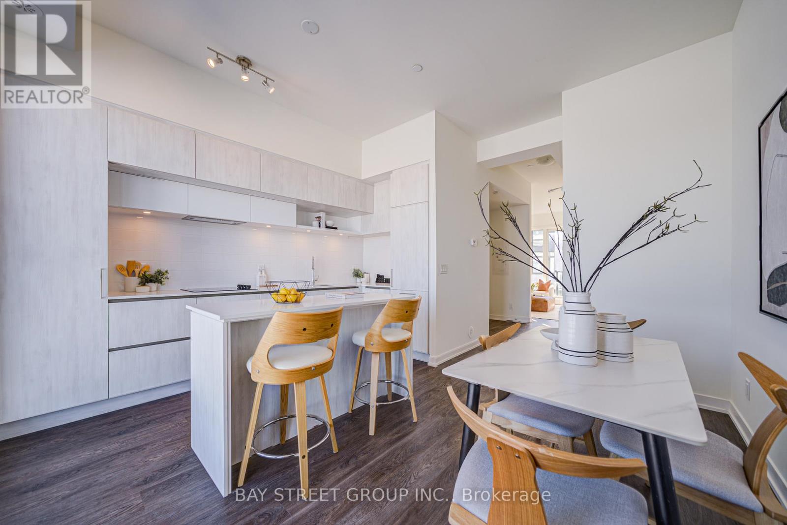 Photo 11 of 602 7 Steckley House Lane, Richmond Hill ON