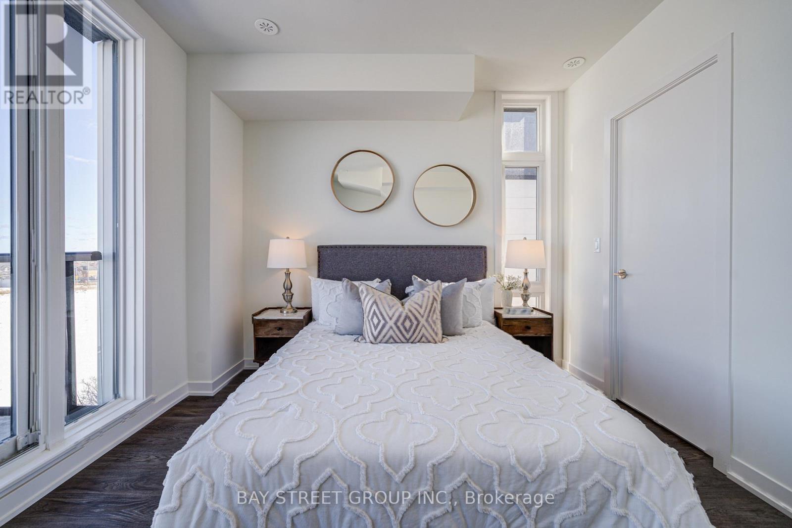 Photo 32 of 602 7 Steckley House Lane, Richmond Hill ON