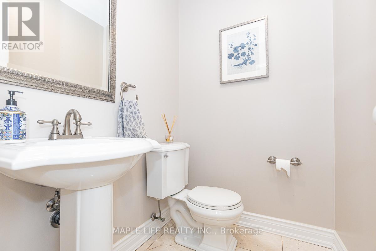 Photo 11 of 1 Elderwood Drive, Richmond Hill ON