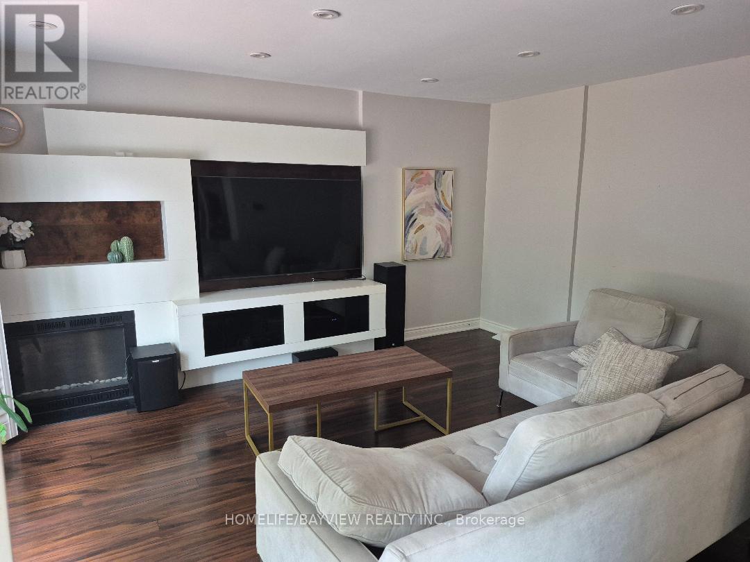 Photo 7 of 217 Centre Street W, Richmond Hill ON