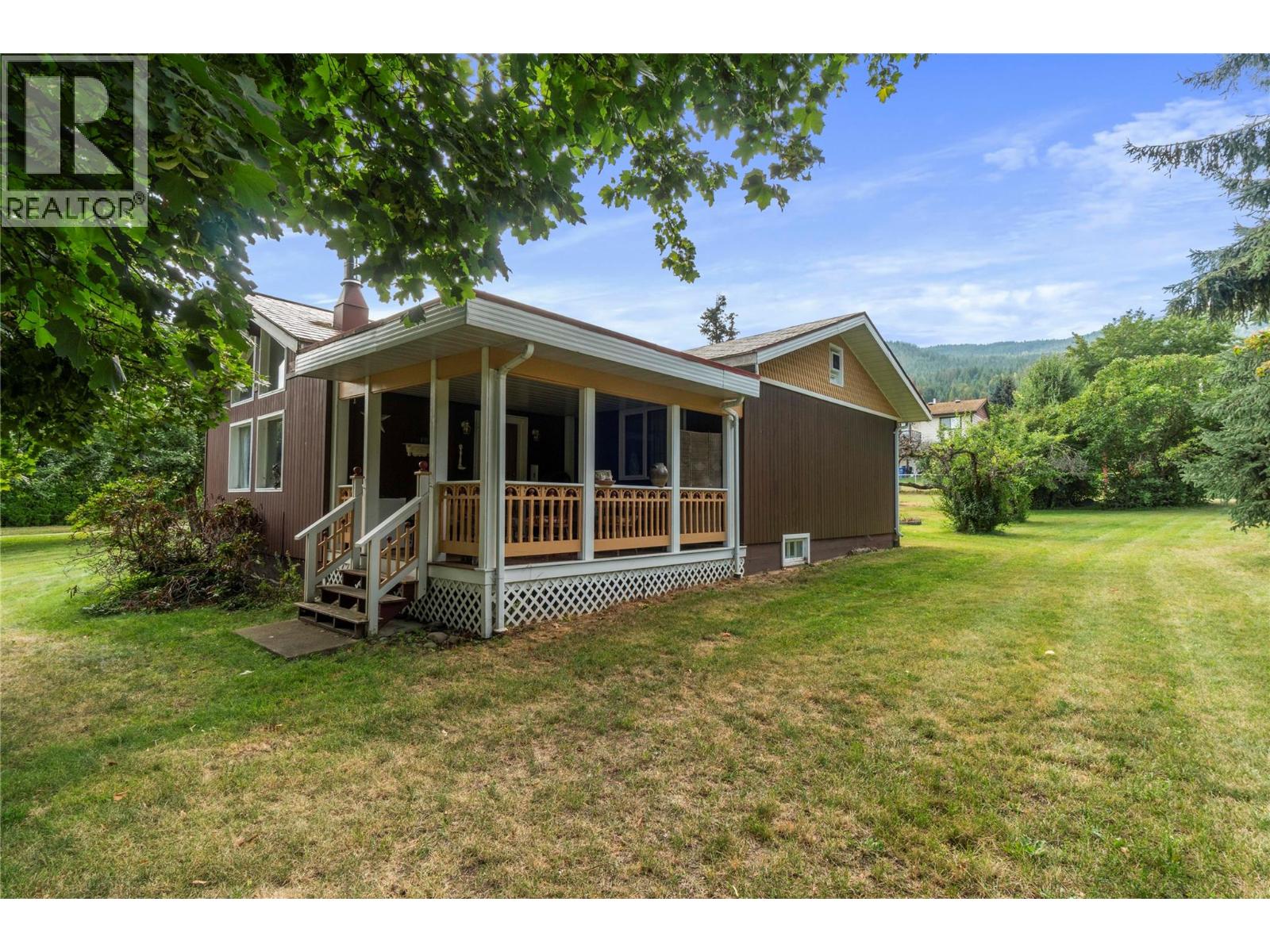 Photo 12 of 1080 20 Avenue Sw, Salmon Arm BC