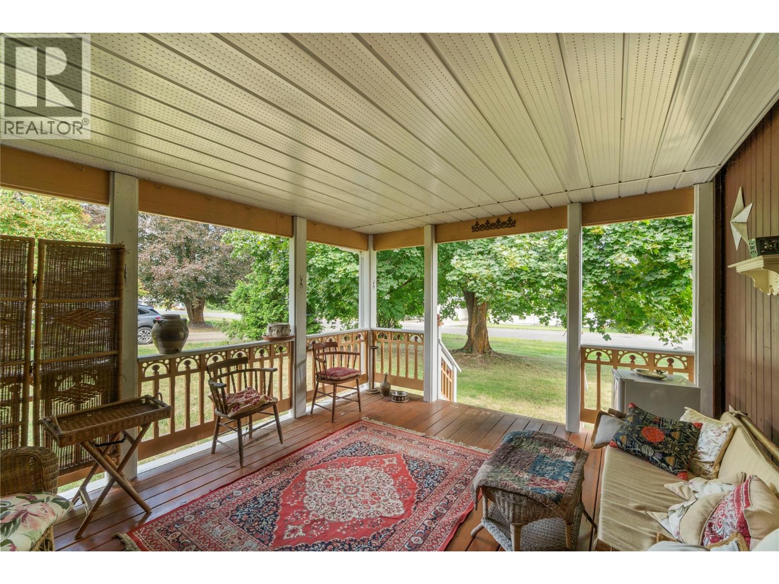 Photo 10 of 1080 20 Avenue Sw, Salmon Arm BC