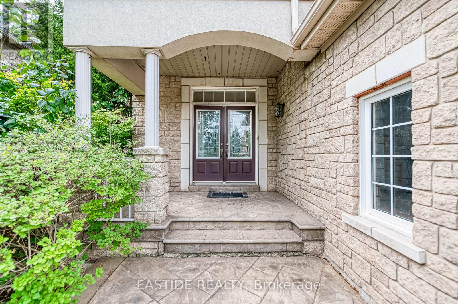 Photo 2 of 2422 Hertfordshire Way, Oakville ON