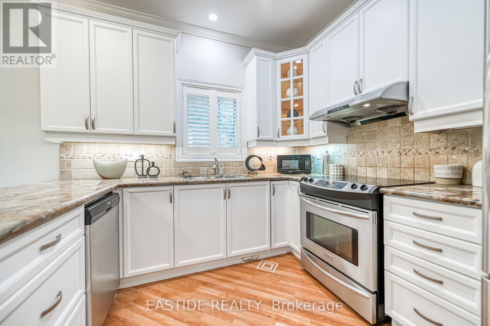 Photo 25 of 2422 Hertfordshire Way, Oakville ON