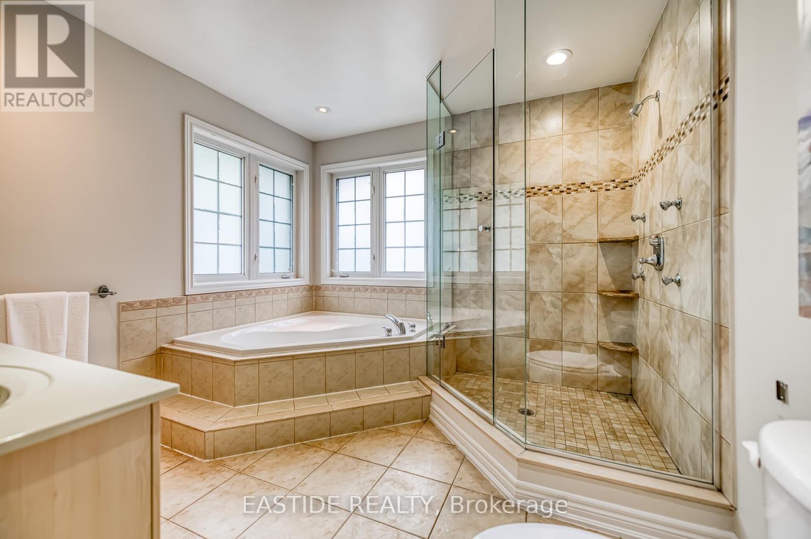 Photo 32 of 2422 Hertfordshire Way, Oakville ON