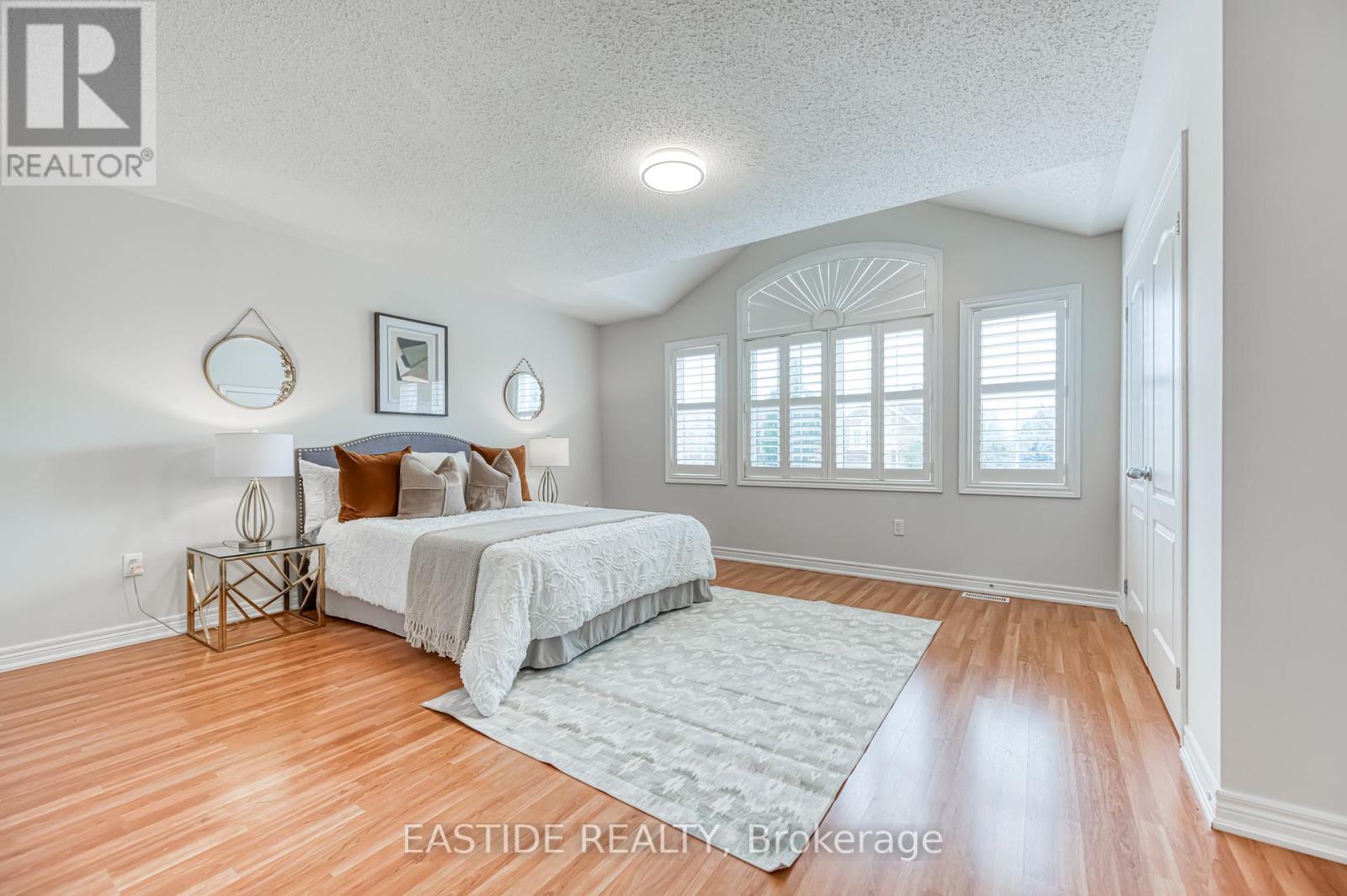 Photo 36 of 2422 Hertfordshire Way, Oakville ON