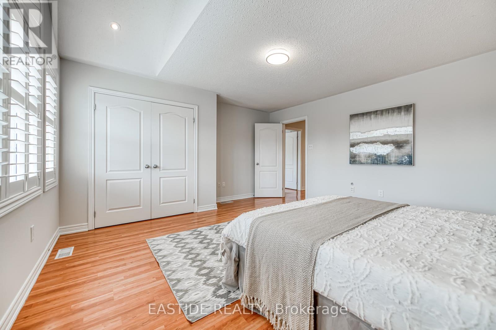 Photo 37 of 2422 Hertfordshire Way, Oakville ON
