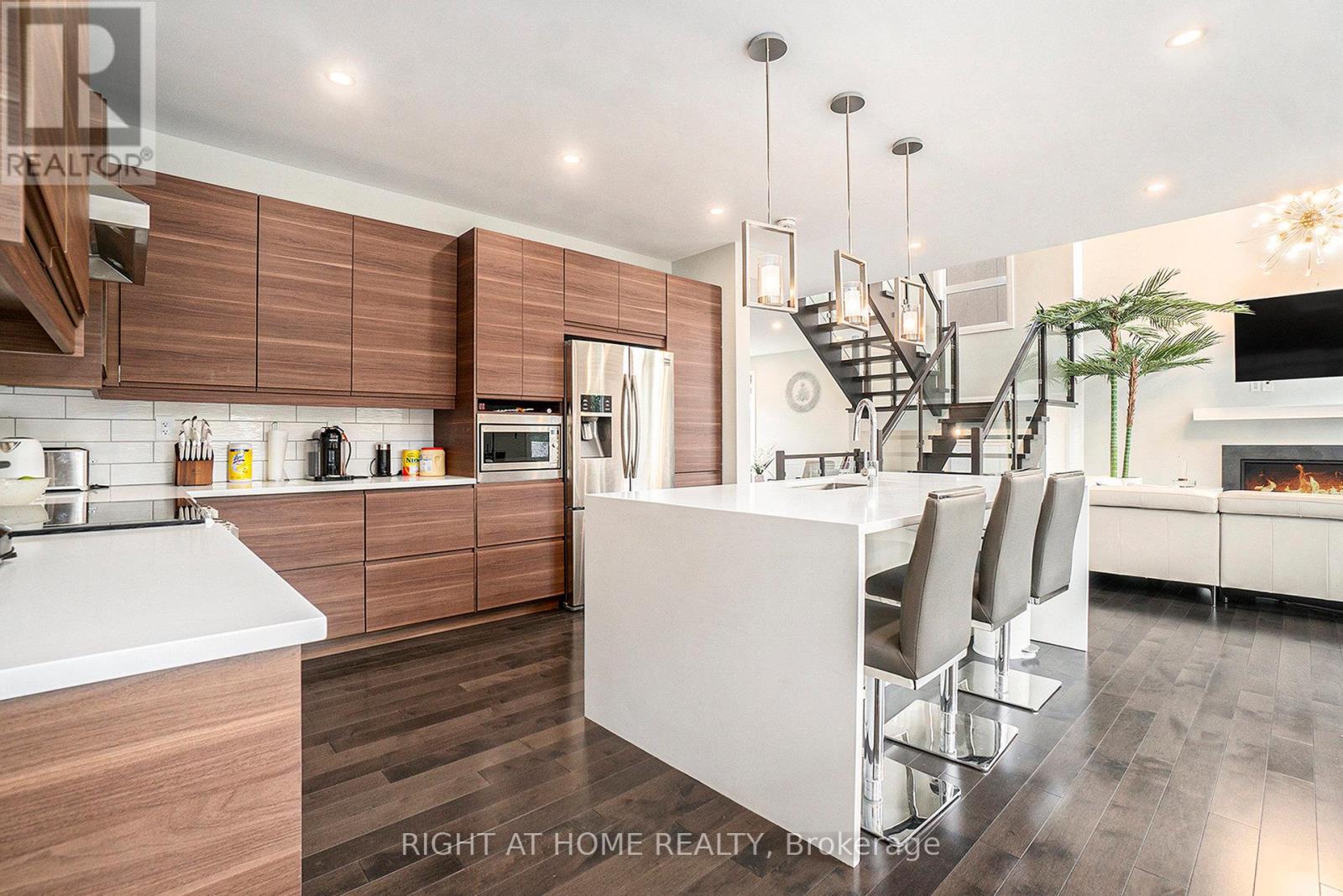 Photo 11 of 17 Rideau Heights Drive, Ottawa ON