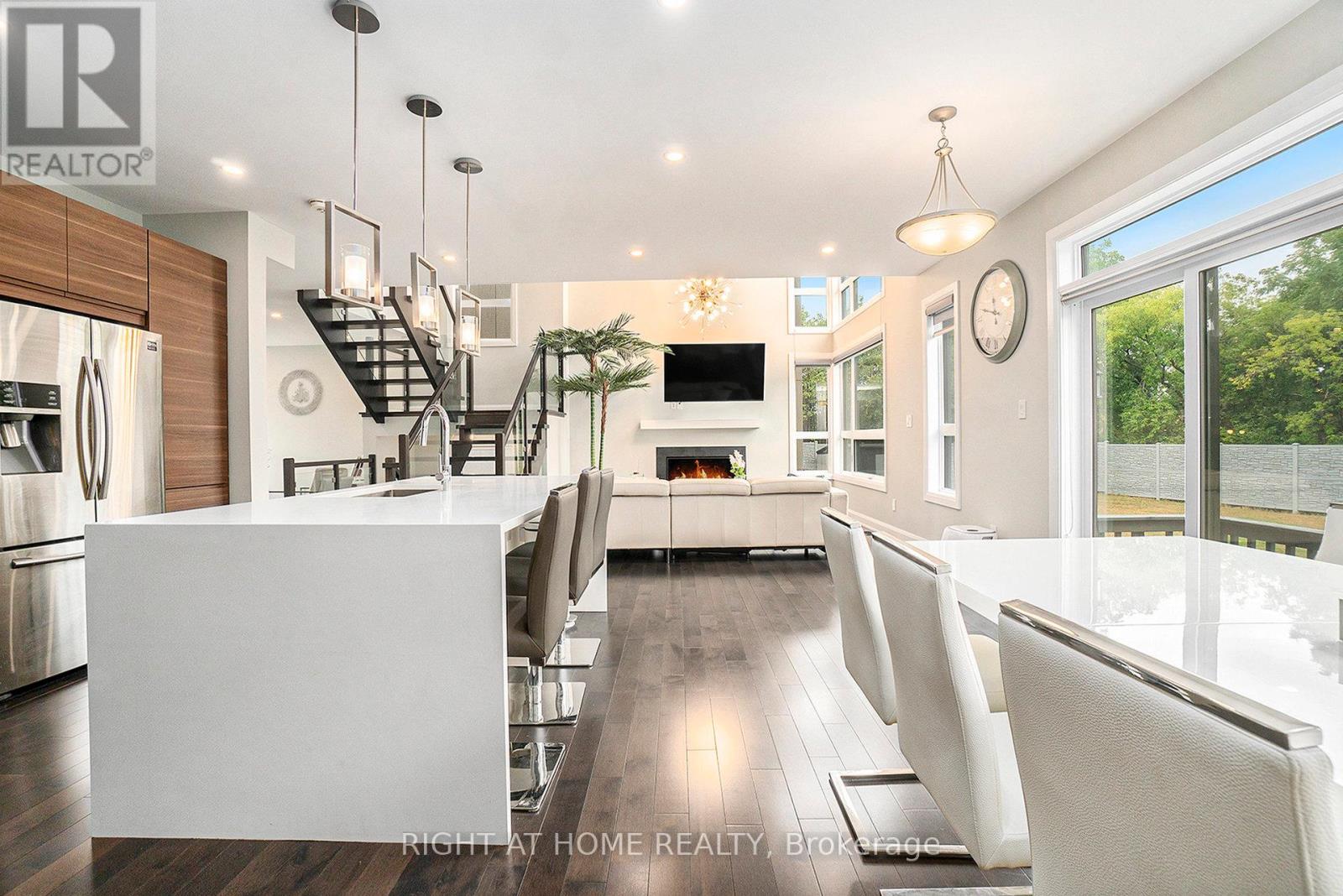 Photo 14 of 17 Rideau Heights Drive, Ottawa ON