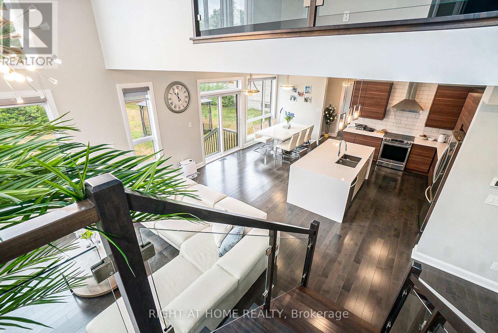 Photo 16 of 17 Rideau Heights Drive, Ottawa ON