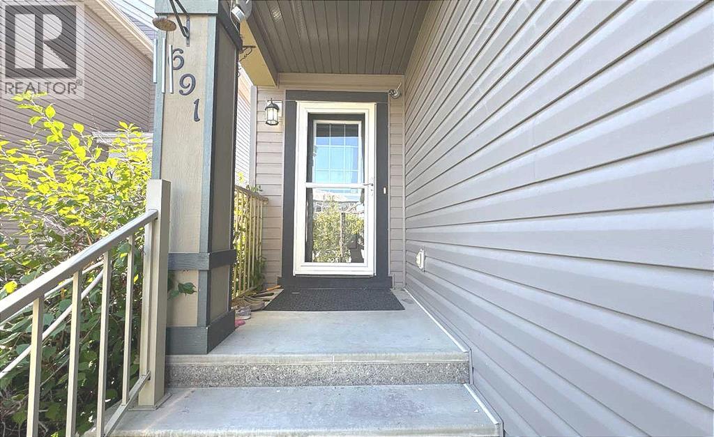 Photo 3 of 691 Copperpond Circle Se, Calgary AB
