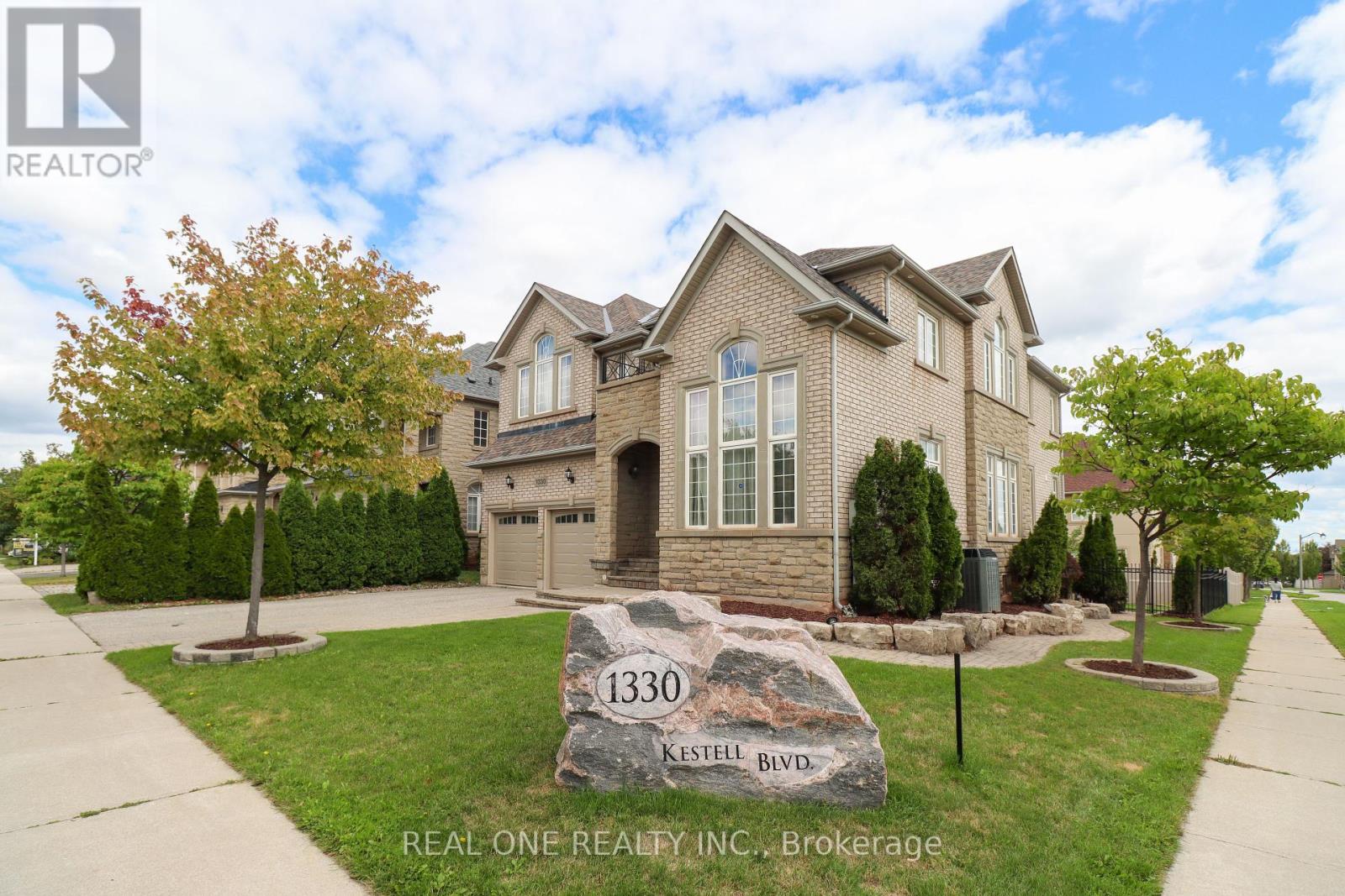Photo 1 of 1330 Kestell Boulevard, Oakville ON
