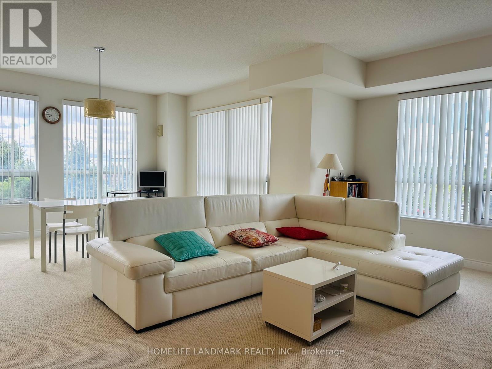 Photo 3 of 386 11211 Yonge Street, Richmond Hill ON