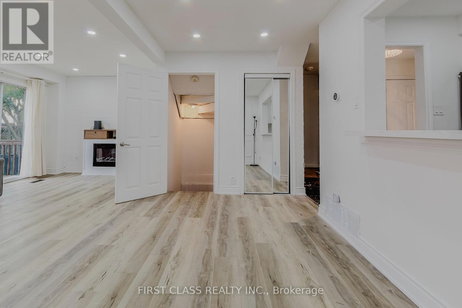 Photo 11 of 75 Royal Salisbury Way, Brampton ON