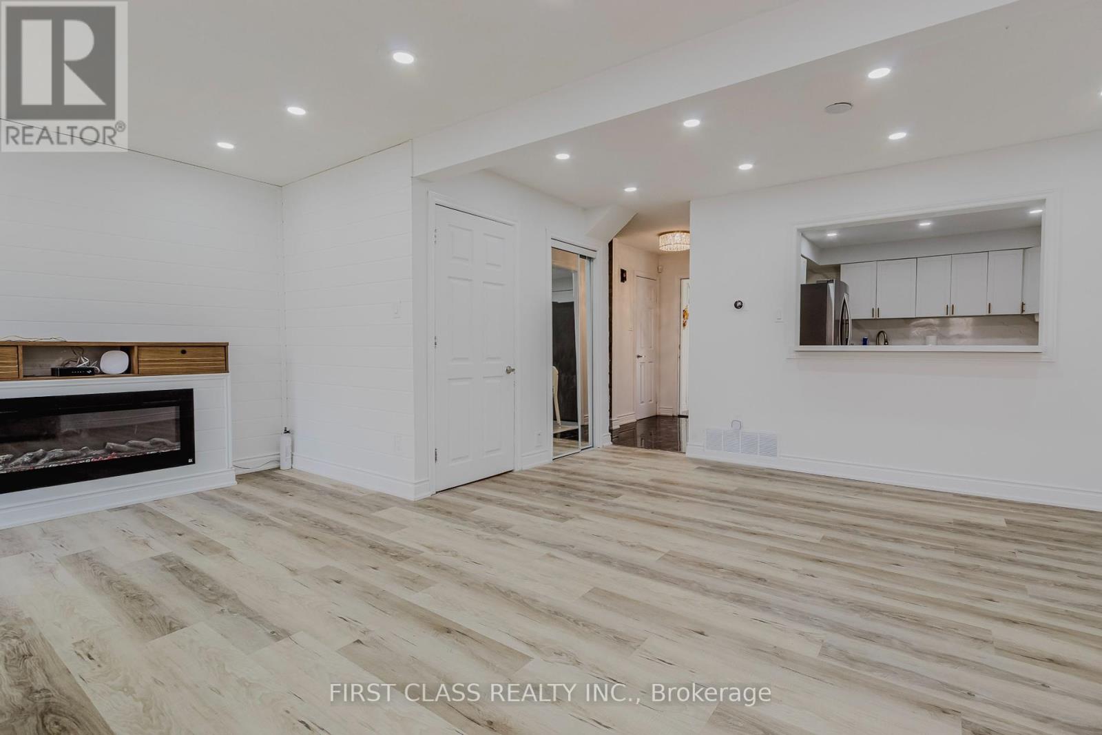 Photo 10 of 75 Royal Salisbury Way, Brampton ON