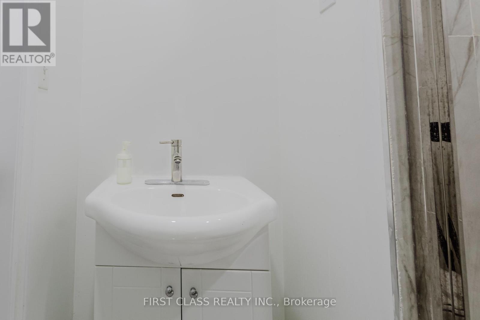 Photo 24 of 75 Royal Salisbury Way, Brampton ON