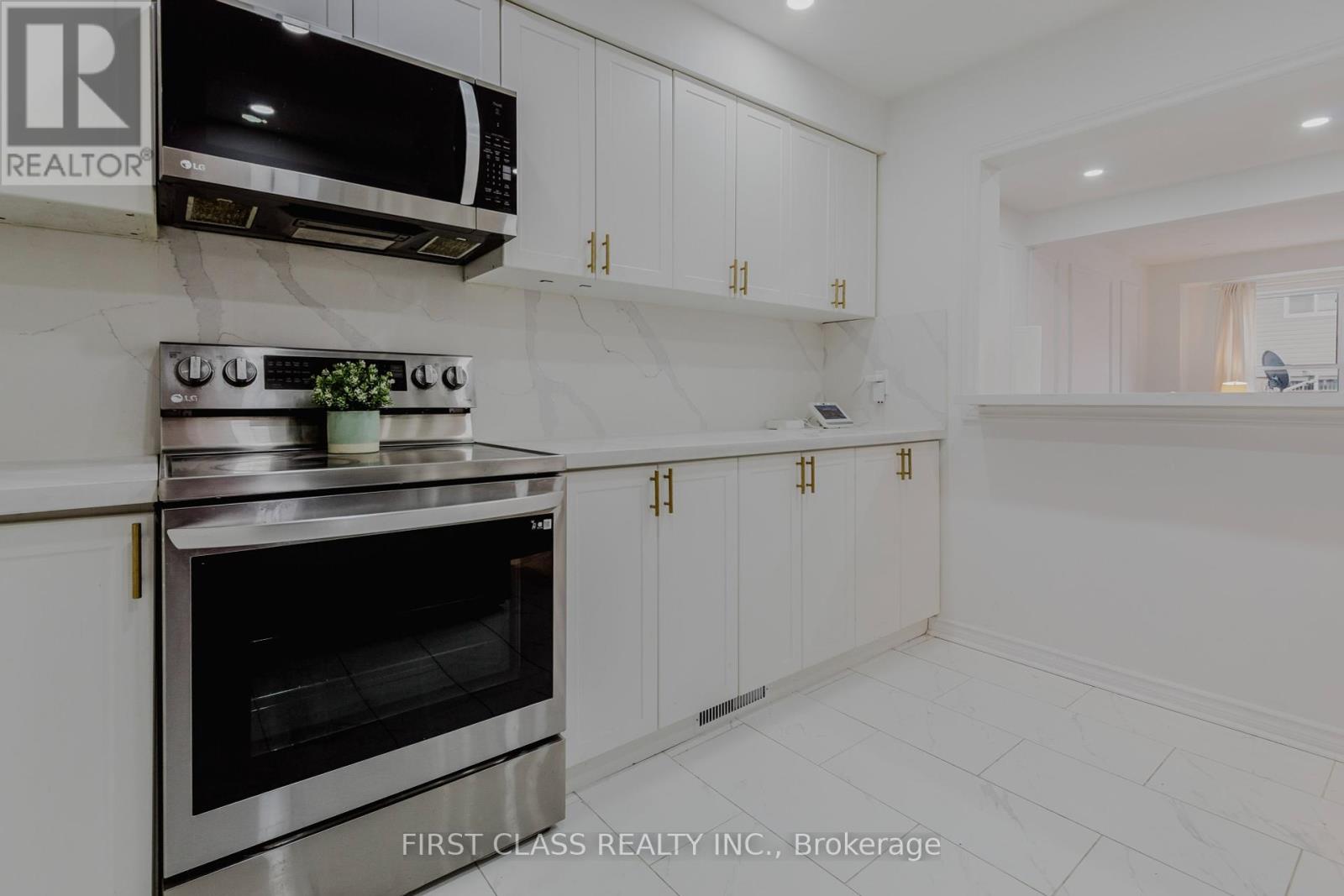 Photo 13 of 75 Royal Salisbury Way, Brampton ON