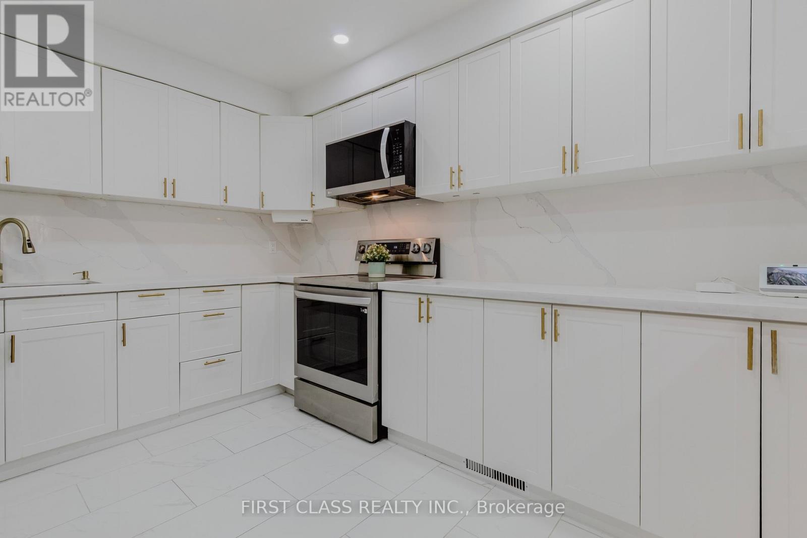 Photo 12 of 75 Royal Salisbury Way, Brampton ON