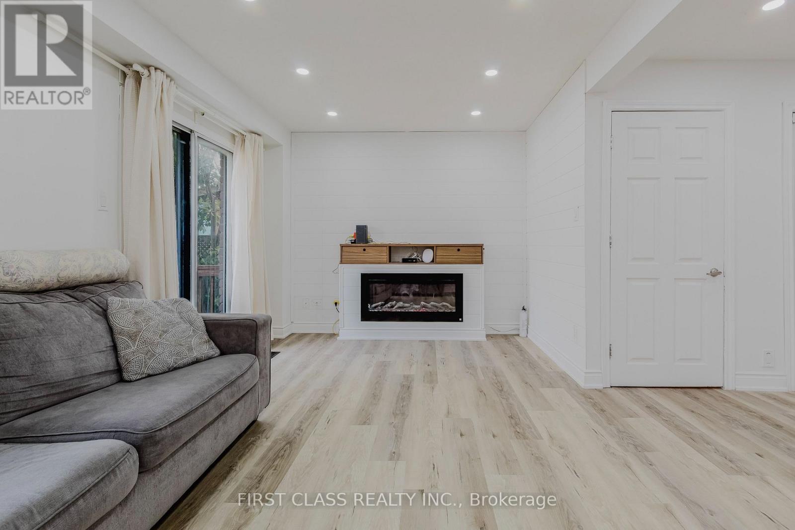 Photo 9 of 75 Royal Salisbury Way, Brampton ON