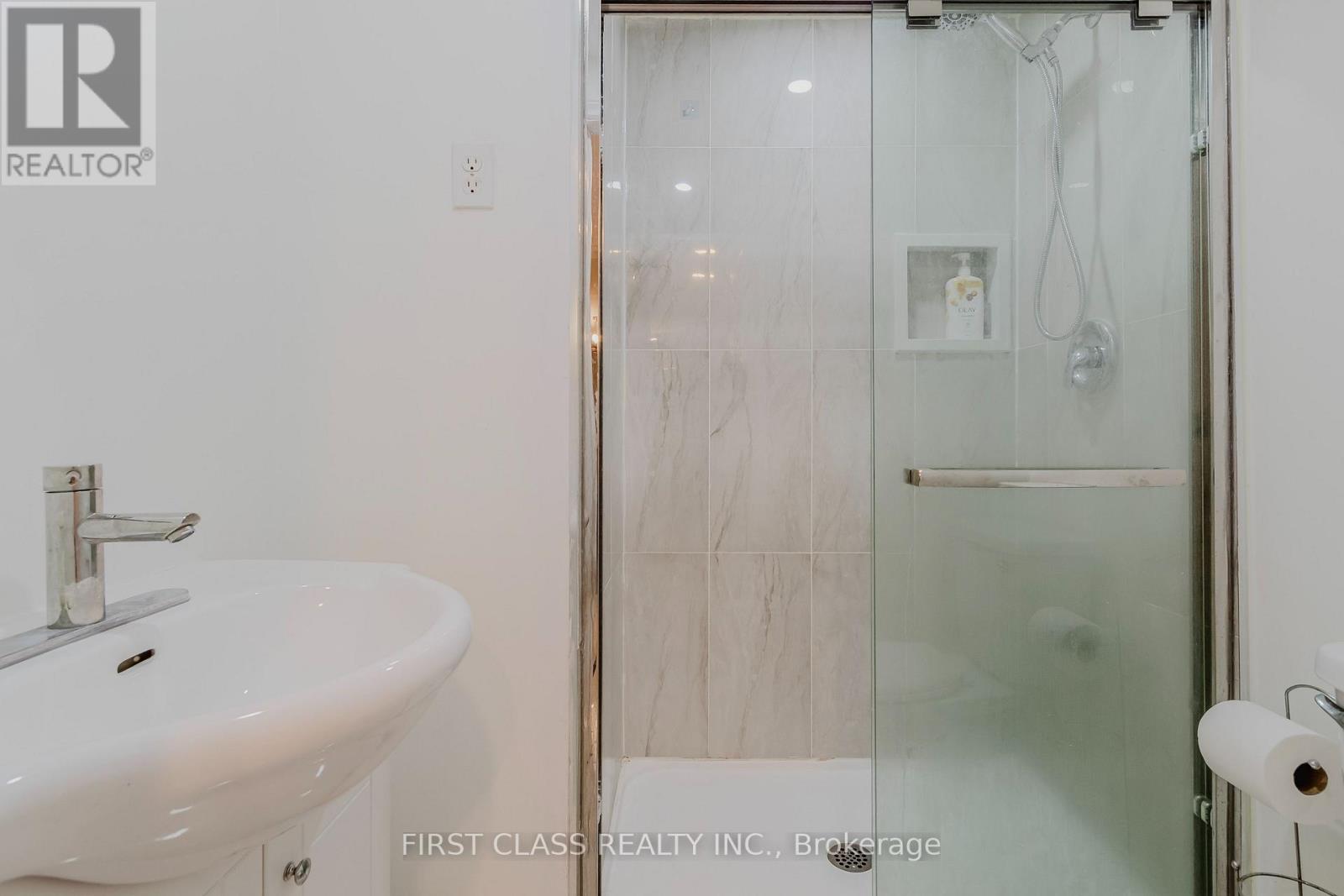Photo 23 of 75 Royal Salisbury Way, Brampton ON