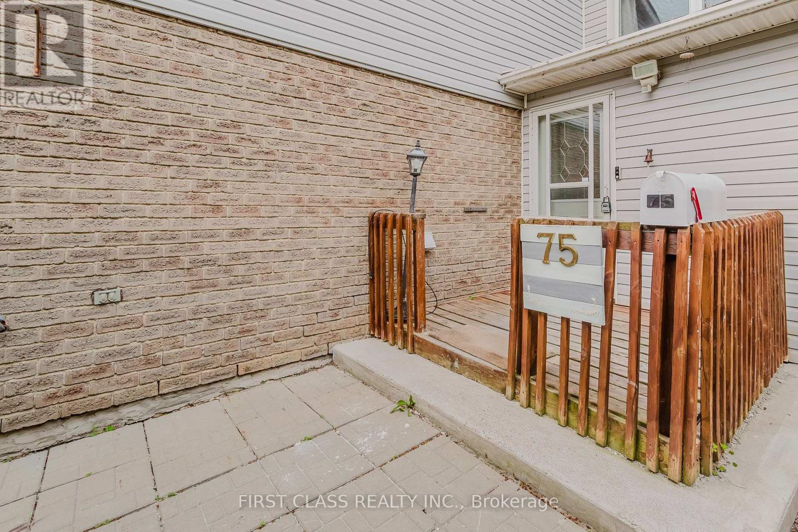 Photo 28 of 75 Royal Salisbury Way, Brampton ON