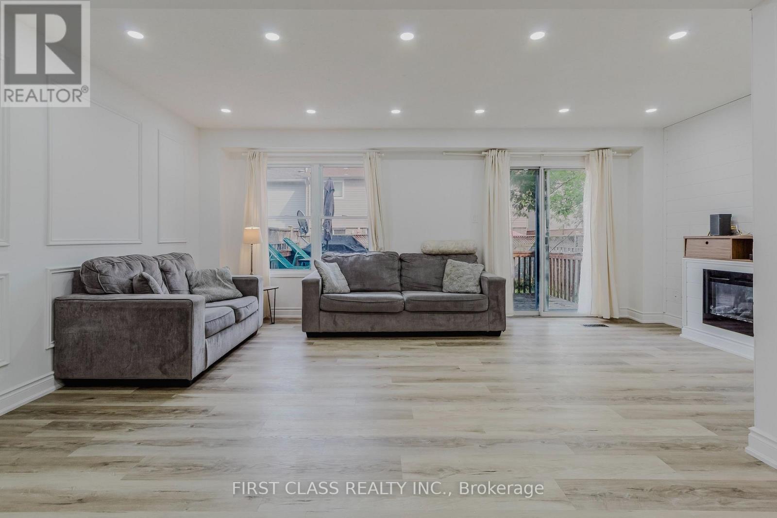 Photo 8 of 75 Royal Salisbury Way, Brampton ON