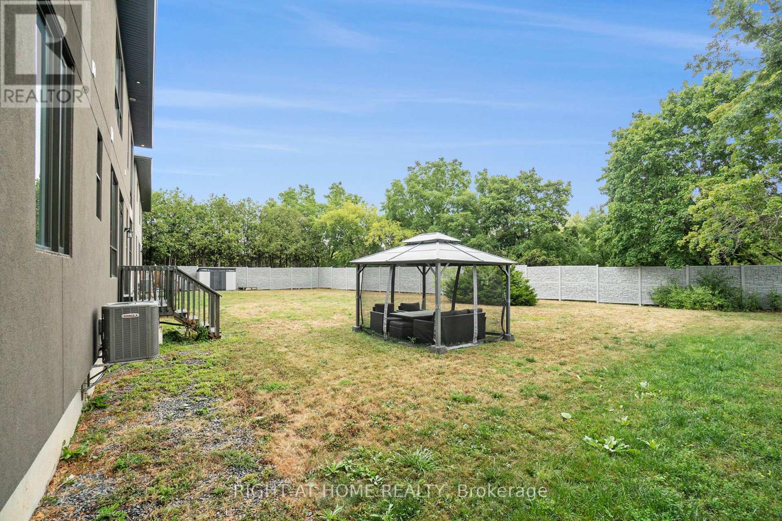 Photo 32 of 17 Rideau Heights Drive, Ottawa ON