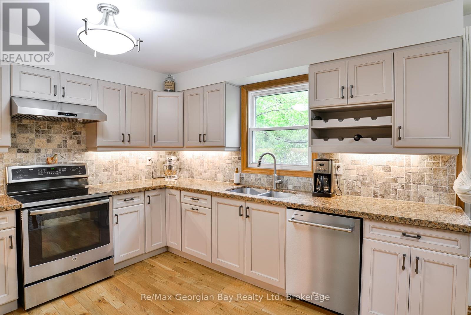Photo 11 of 30 Sumac Crescent, Oromedonte ON