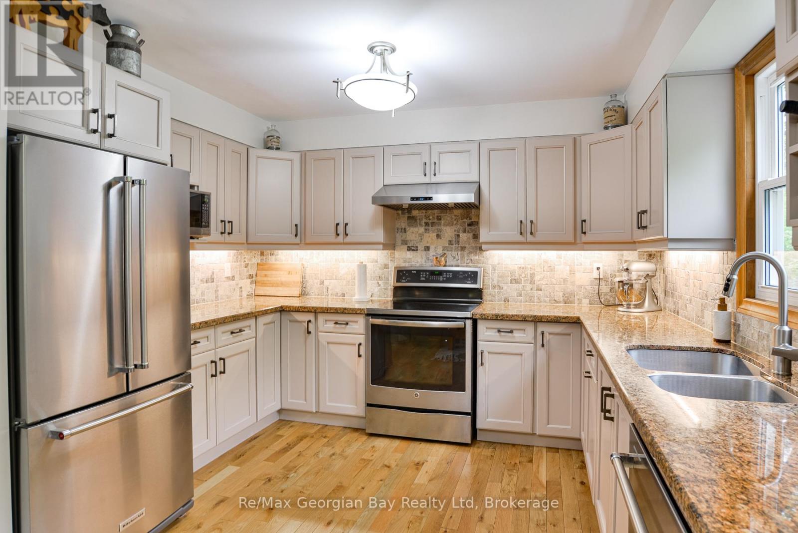 Photo 10 of 30 Sumac Crescent, Oromedonte ON