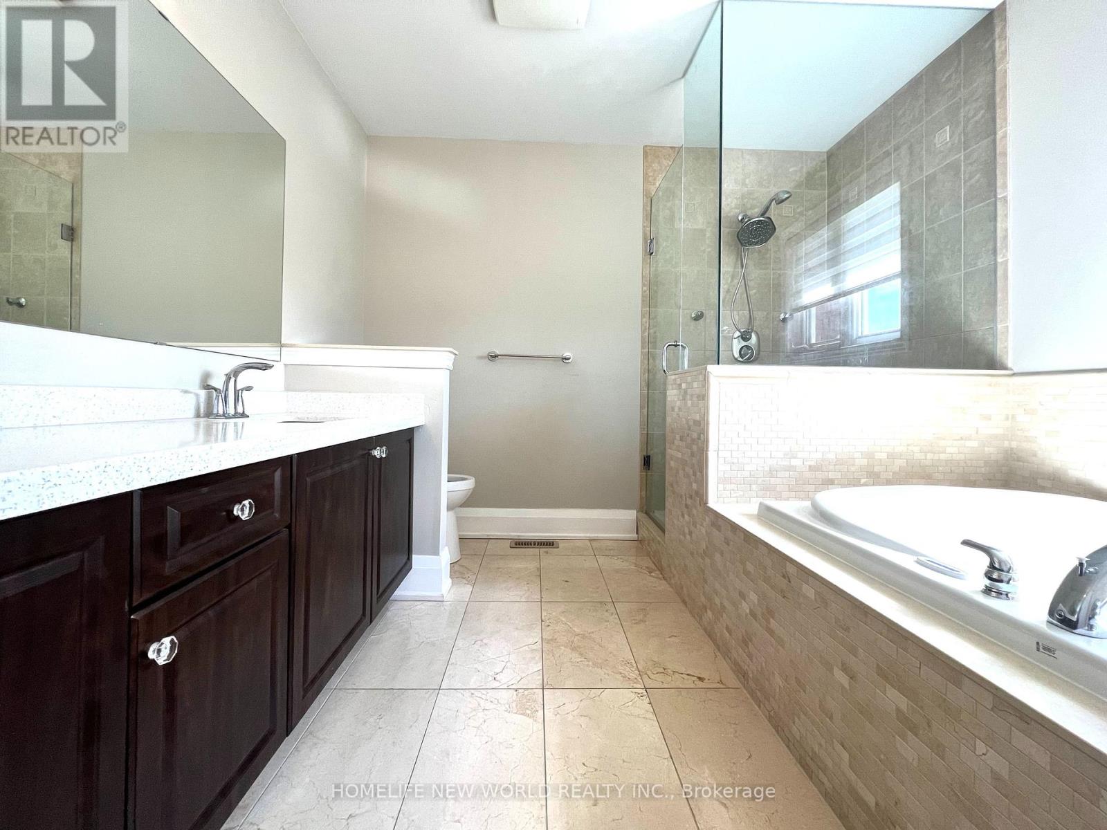 Photo 4 of 32 Wendelyn Drive, Richmond Hill ON