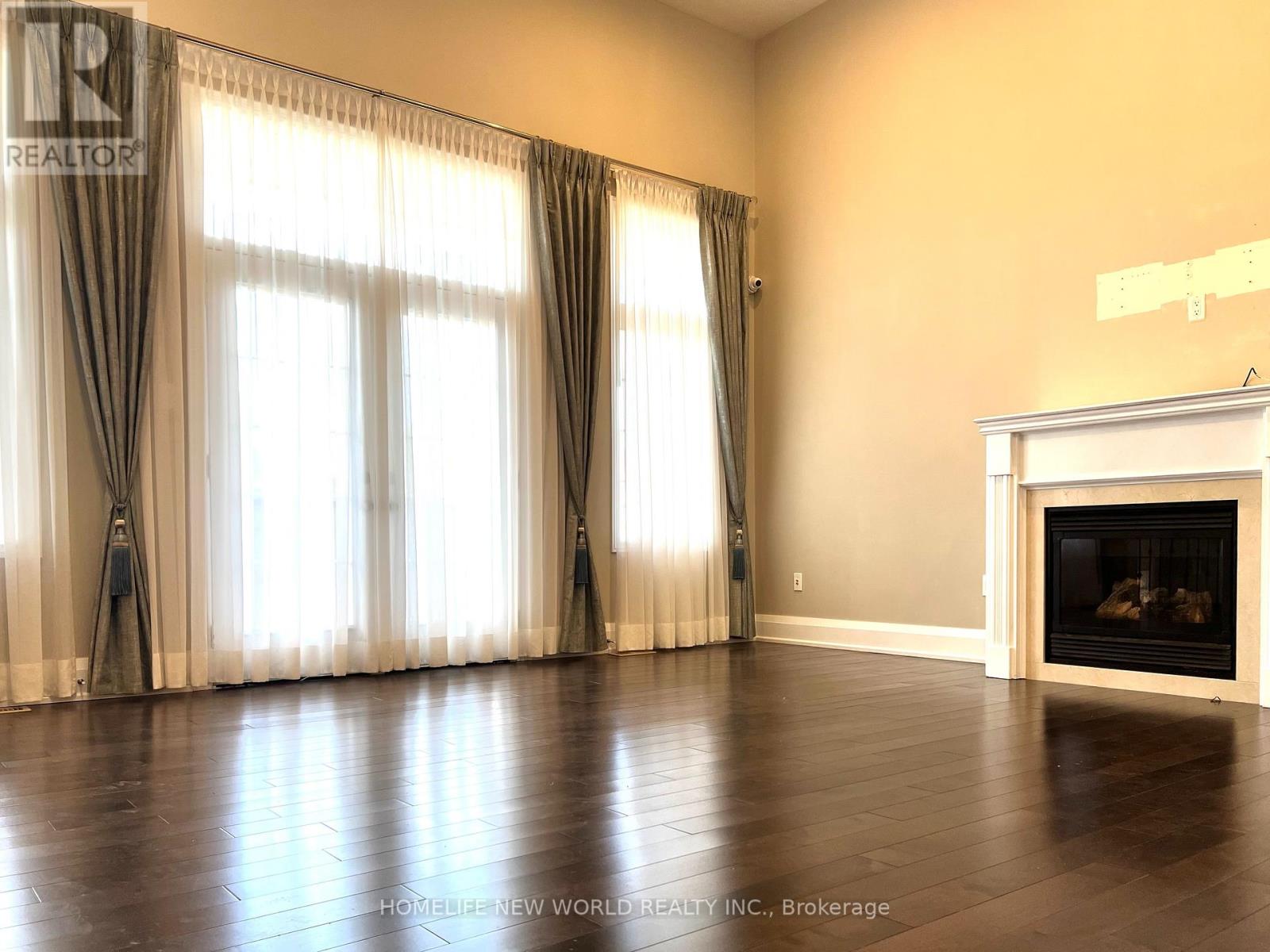 Photo 7 of 32 Wendelyn Drive, Richmond Hill ON