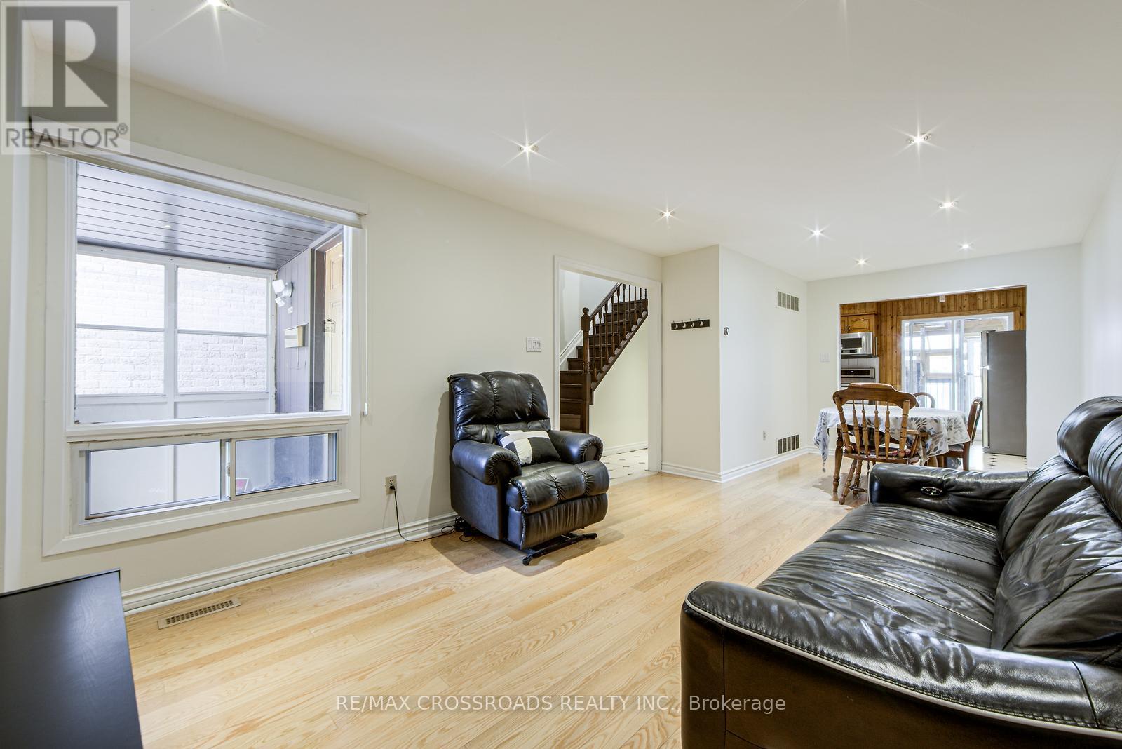 Photo 3 of 113 Bedale Crescent, Markham ON