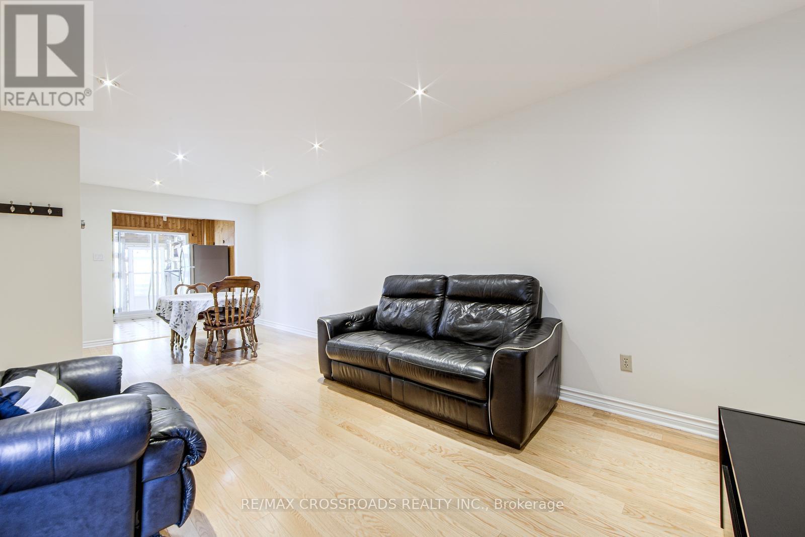 Photo 4 of 113 Bedale Crescent, Markham ON
