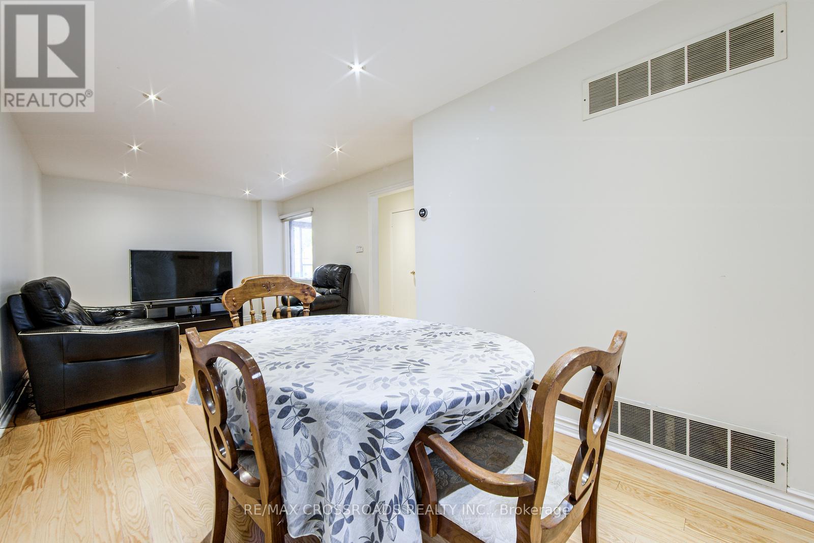 Photo 5 of 113 Bedale Crescent, Markham ON