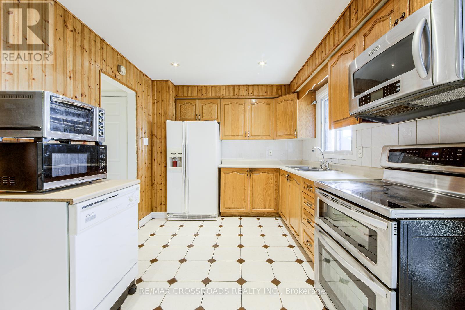 Photo 8 of 113 Bedale Crescent, Markham ON