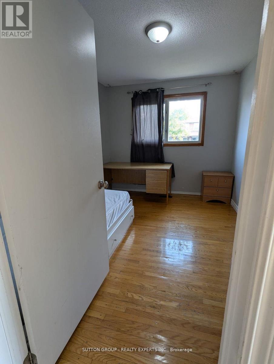 Photo 8 of 3 Holyoake Crescent, Toronto ON
