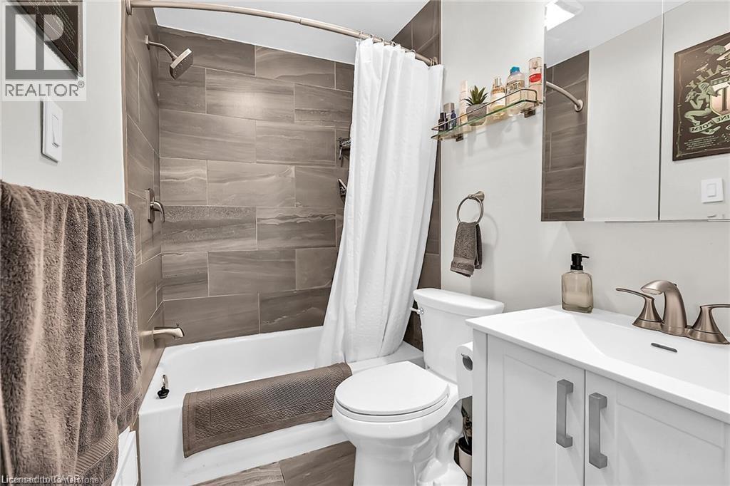 Photo 13 of 49 East Bend Avenue S, Hamilton ON