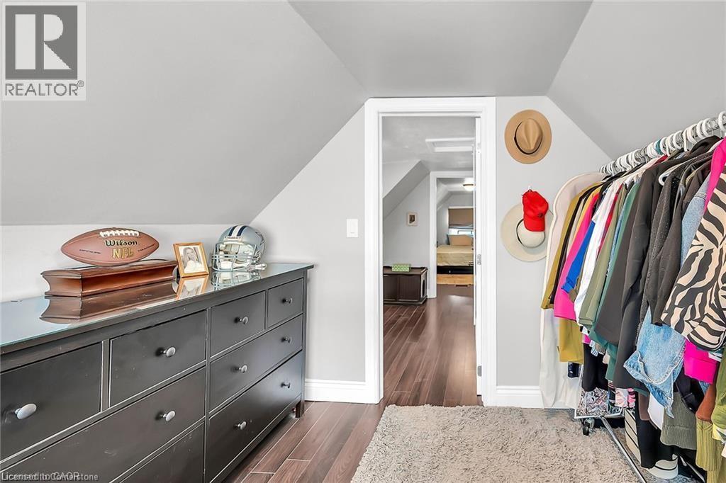 Photo 24 of 49 East Bend Avenue S, Hamilton ON