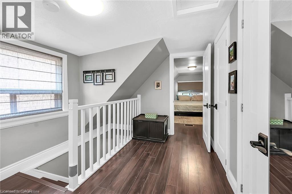 Photo 25 of 49 East Bend Avenue S, Hamilton ON
