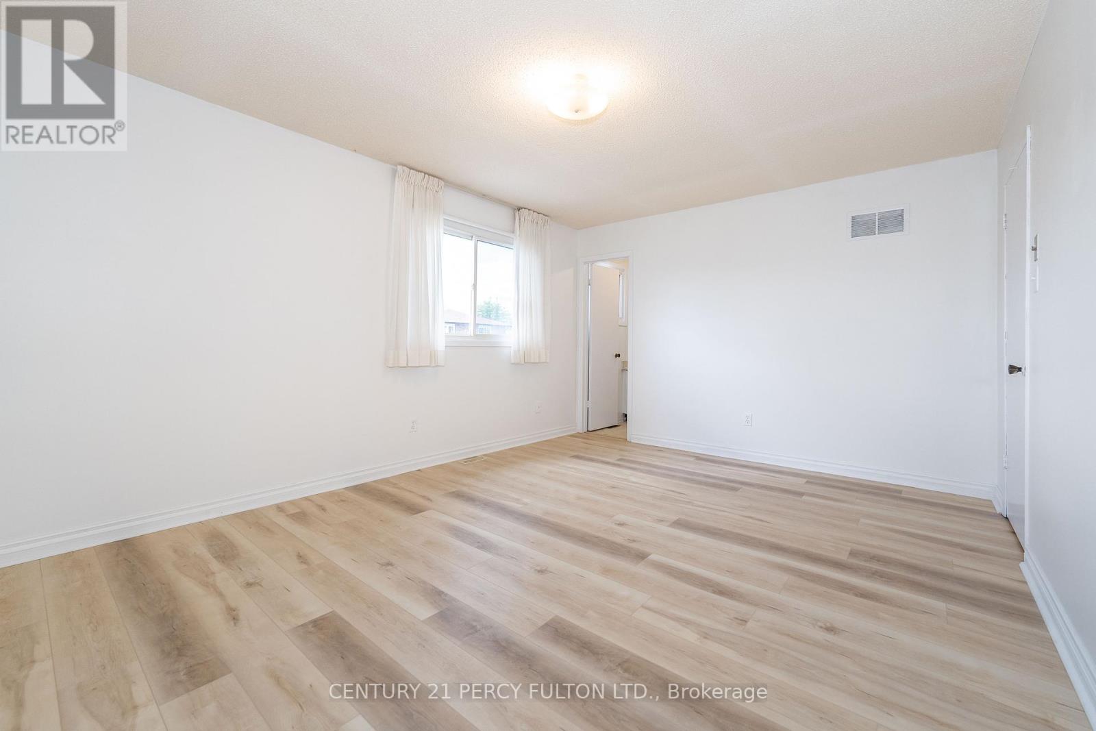 Photo 10 of 45 Whitley Castle Crescent, Toronto ON