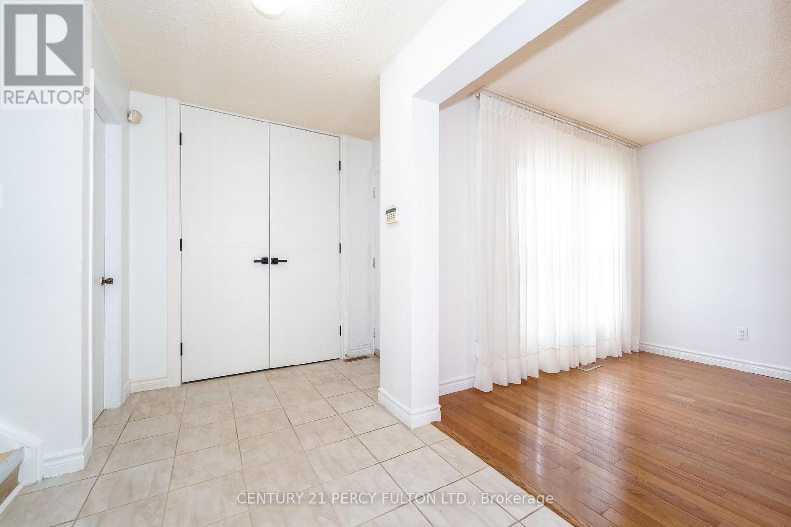 Photo 13 of 45 Whitley Castle Crescent, Toronto ON