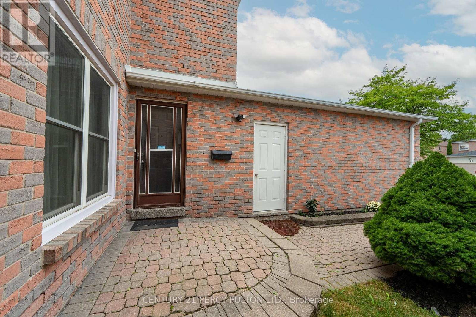 Photo 16 of 45 Whitley Castle Crescent, Toronto ON