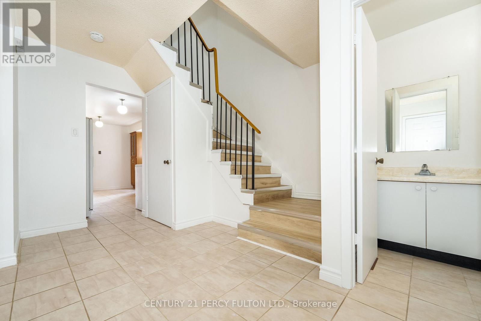 Photo 17 of 45 Whitley Castle Crescent, Toronto ON