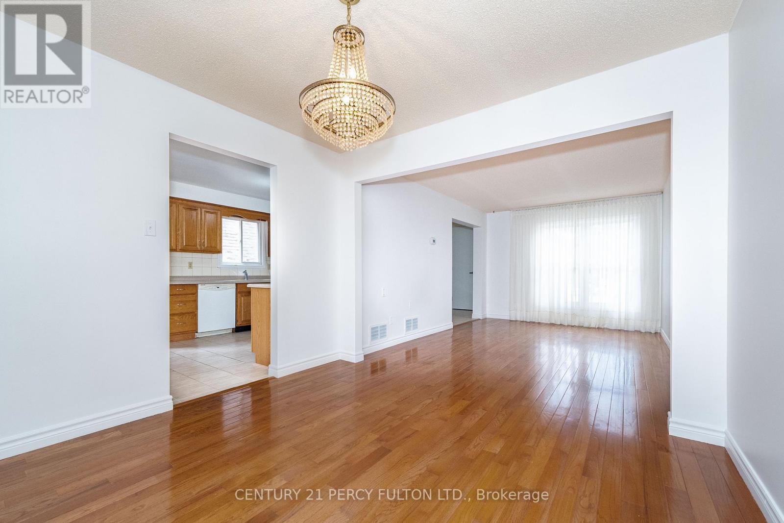 Photo 2 of 45 Whitley Castle Crescent, Toronto ON
