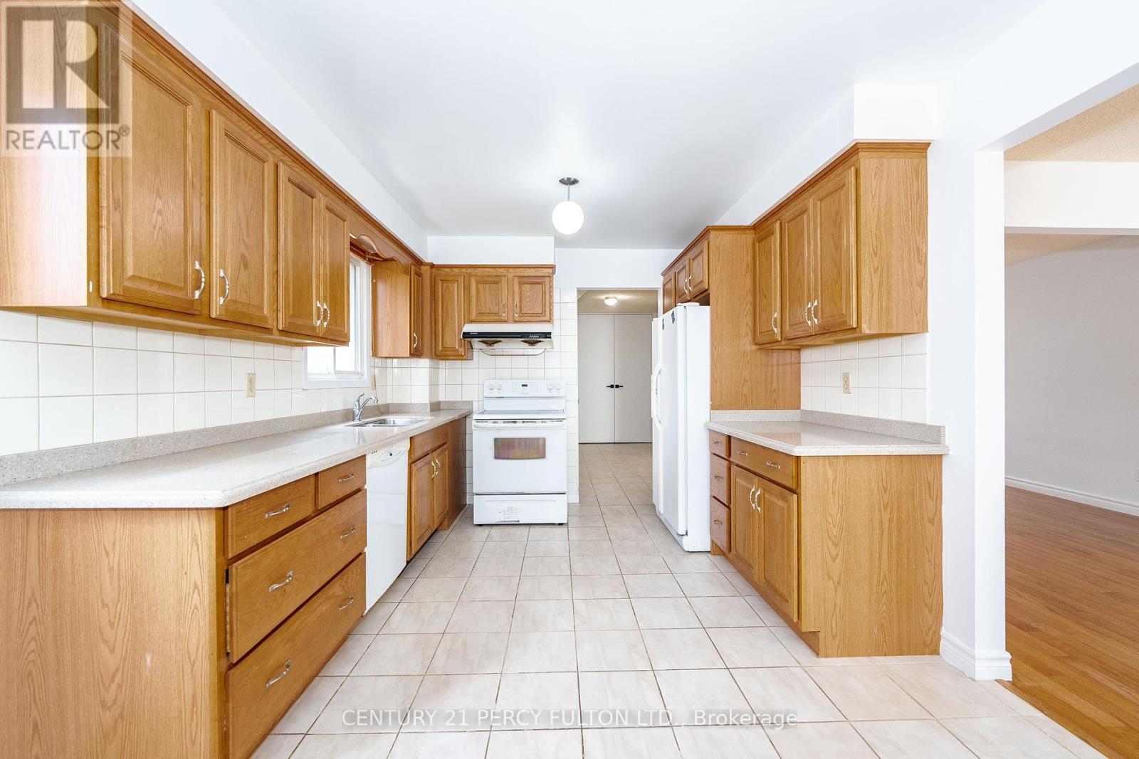 Photo 3 of 45 Whitley Castle Crescent, Toronto ON