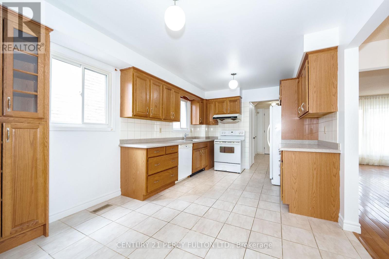 Photo 5 of 45 Whitley Castle Crescent, Toronto ON