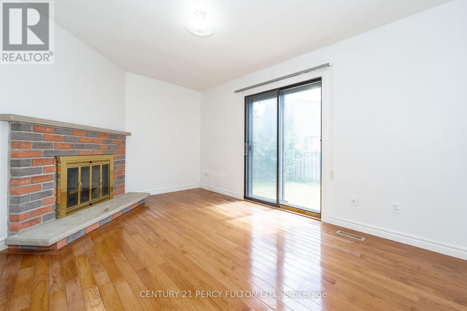 Photo 6 of 45 Whitley Castle Crescent, Toronto ON