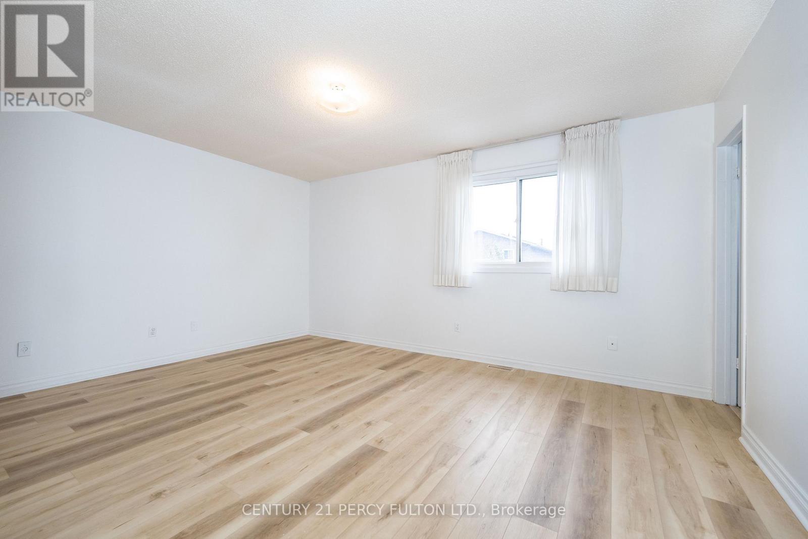 Photo 9 of 45 Whitley Castle Crescent, Toronto ON