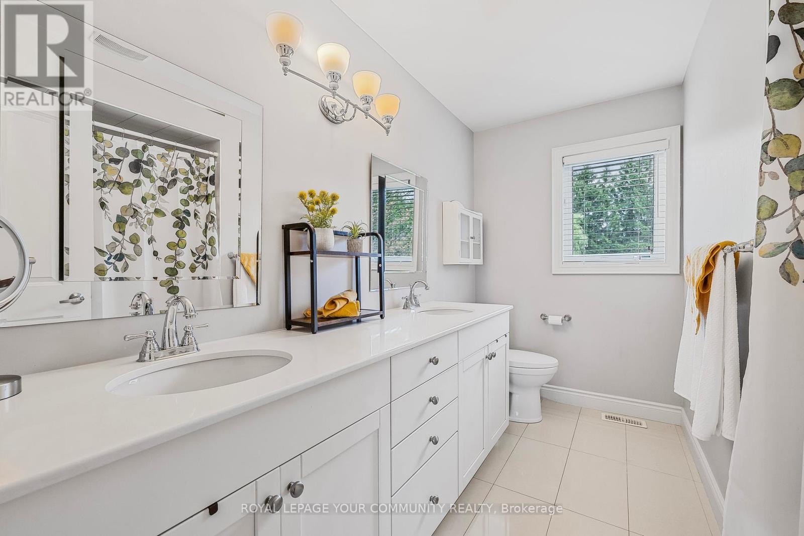 Photo 18 of 1189 Kingdale Road, Newmarket ON